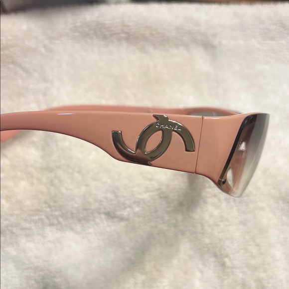 CHANEL Peach/pink Sunglasses with a Chanel case - Picture 4 of 10